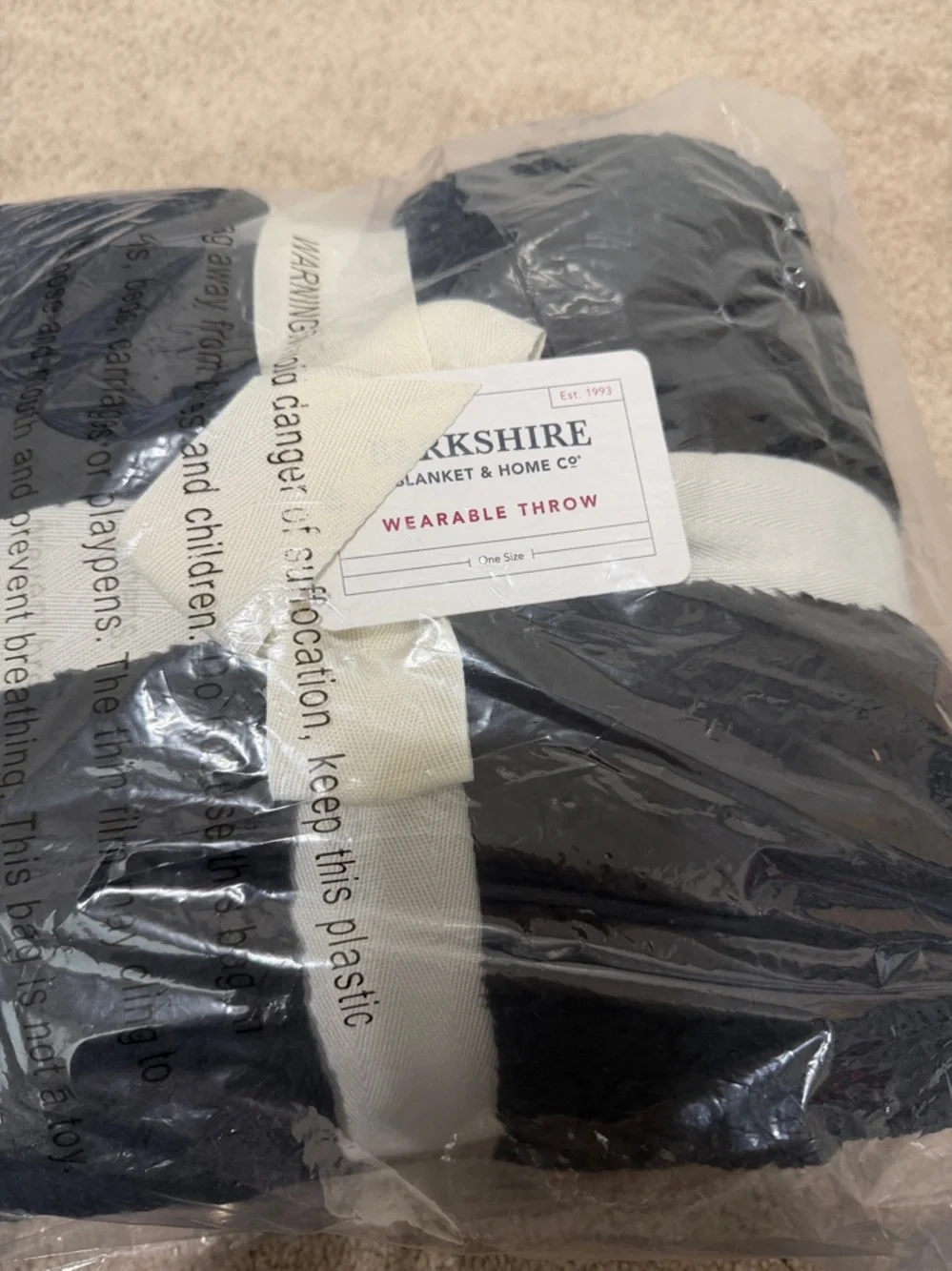 NWT Berkshire Wearable Throw - black